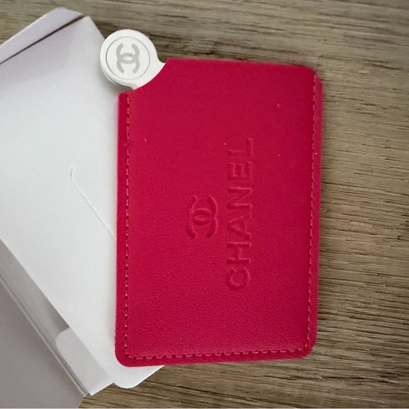 CHANEL White Box with Gold Logo - Picture 2 of 3